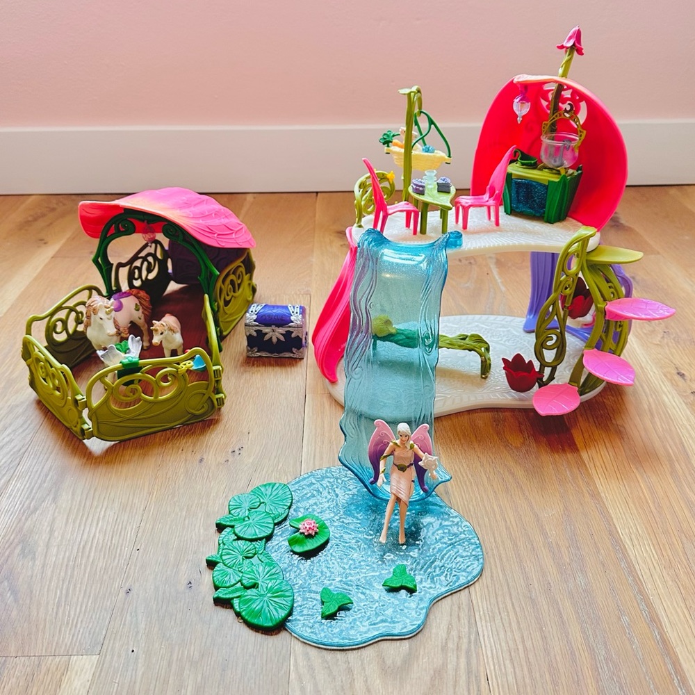 Schleich 42445 Bayala Glittering Flower House w/ Unicorns Lake & Stable
